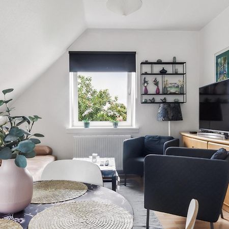 Lovely Top Floor Apart Copenhagen Near Airport, Metro And The Beach Exterior foto